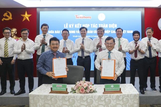 Báo Tiền Phong và Tập đoàn Công nghiệp Cao su Việt Nam ký hợp tác toàn diện